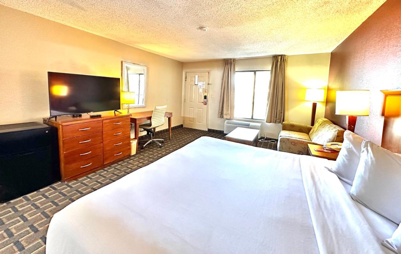 Days Inn & Suites By Wyndham Bossier City - Casino Area Hotel